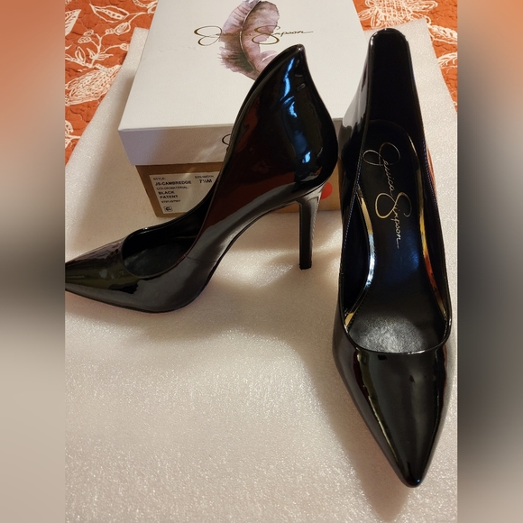 Jessica Simpson Women's Cambredge Pointed Toe Pump - Picture 6 of 6